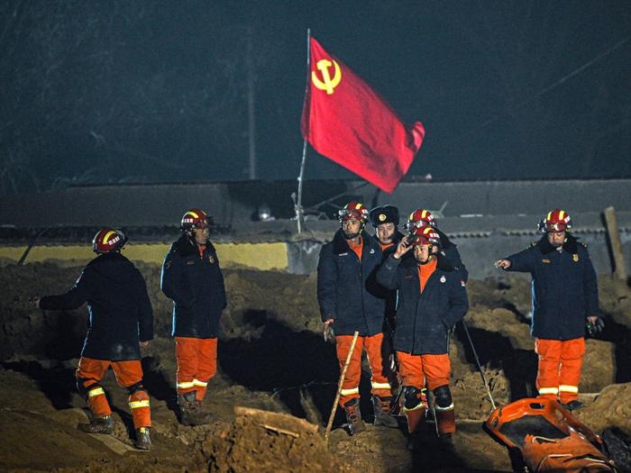 2023年12月21日，救援隊(duì)員在青海省海東市民和回族土族自治縣中川鄉(xiāng)金田村現(xiàn)場(chǎng)救援。新華社記者 張龍 攝