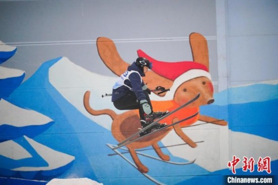 12月22日，云南省第一屆冬季運(yùn)動(dòng)會(huì)在昆明開幕。圖為選手在公開組男子自由式滑雪雪上技巧比賽中。中新社記者 劉冉陽 攝