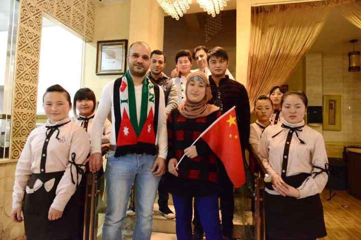 穆罕奈德夫婦與餐廳員工合影。共享聯(lián)盟·義烏 呂斌 攝