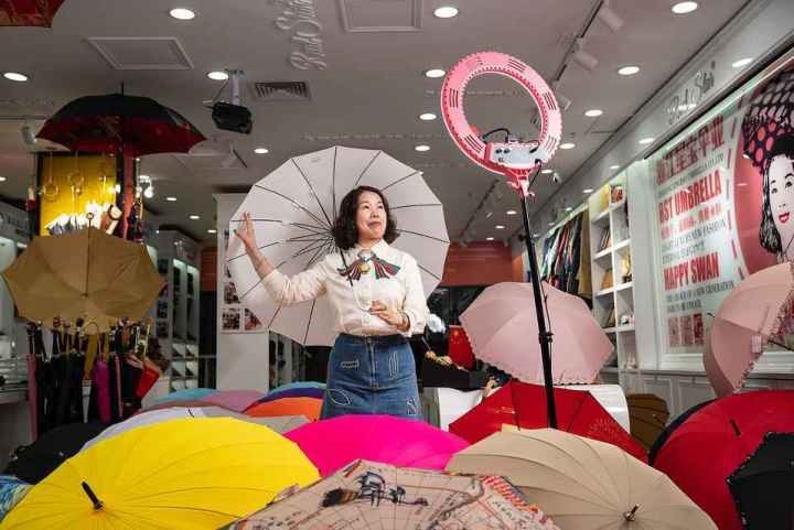 在義烏打拼了27年的商戶張吉英，正通過直播銷售雨傘。義烏市委宣傳部供圖