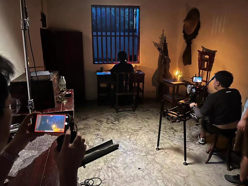 制作團(tuán)隊(duì)拍攝《毛澤東書(shū)信故事》(片方供圖)