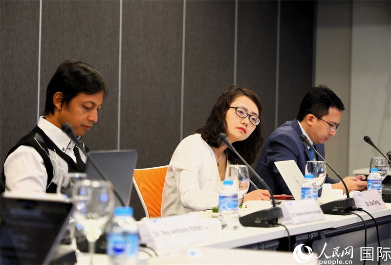 學(xué)者們專注聆聽會議內(nèi)容。人民網(wǎng)記者 白元琪攝