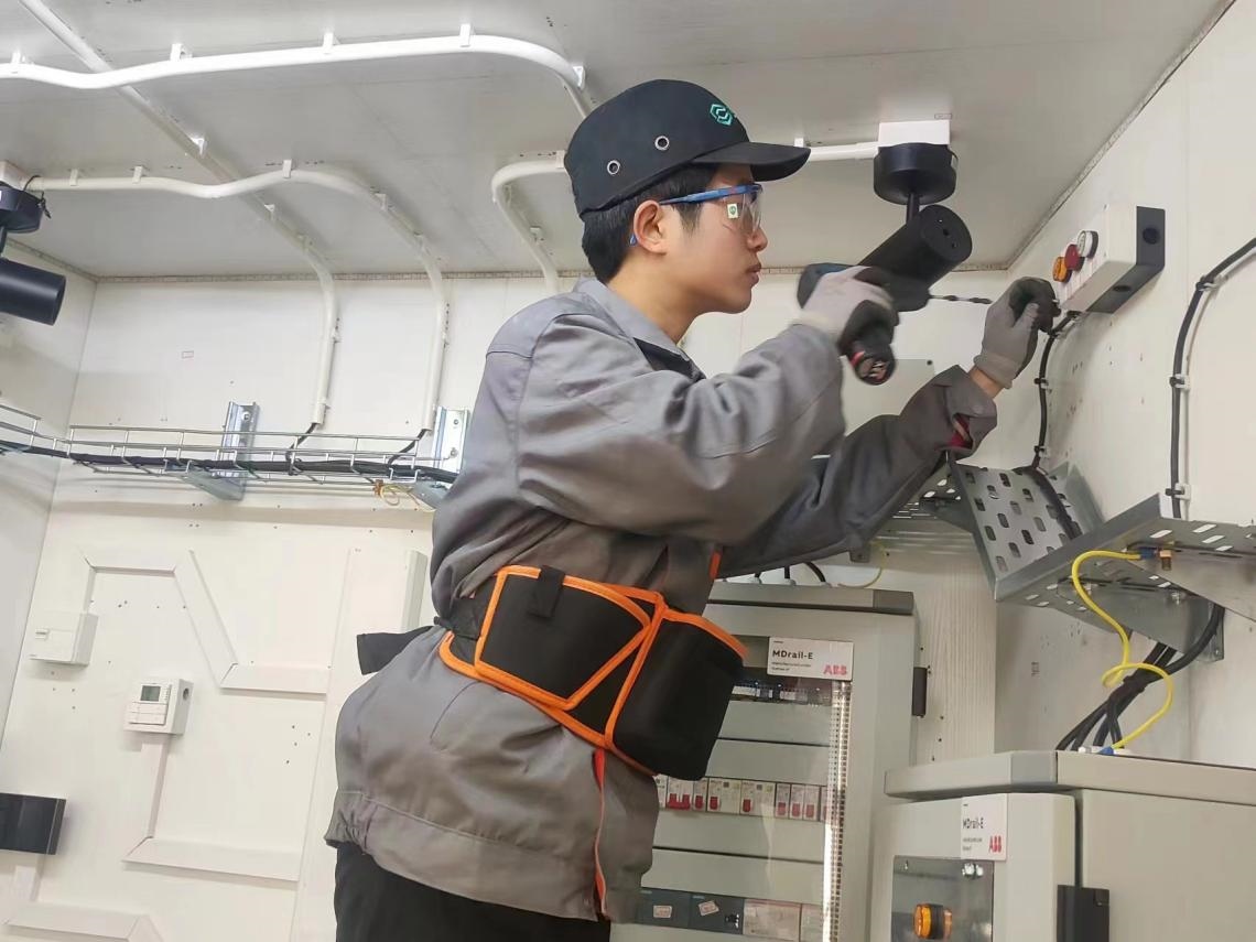 張強(qiáng)在安裝指示燈盒實(shí)訓(xùn)中。高磊磊 攝