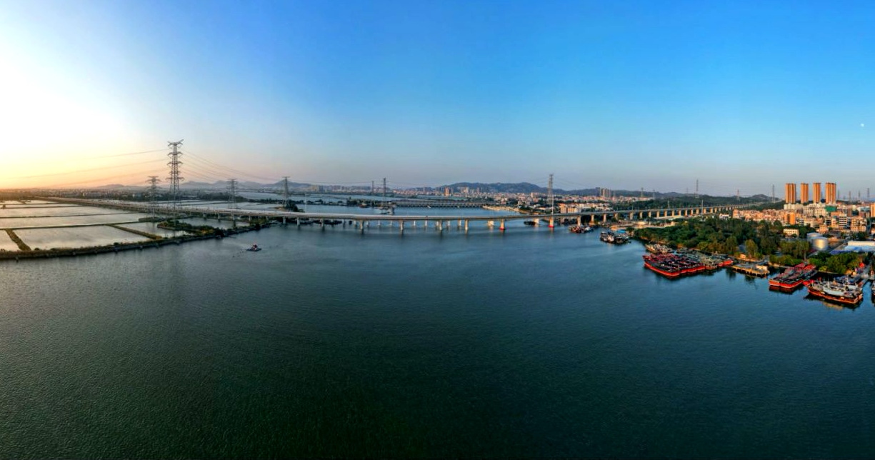 汕汕鐵路練特江大橋。國鐵集團供圖