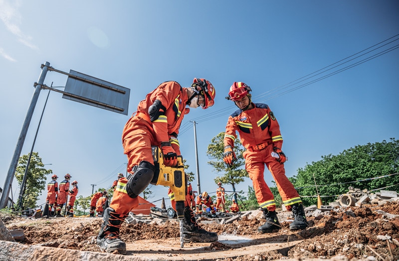 周彩琪和隊(duì)友在救援現(xiàn)場。受訪者供圖