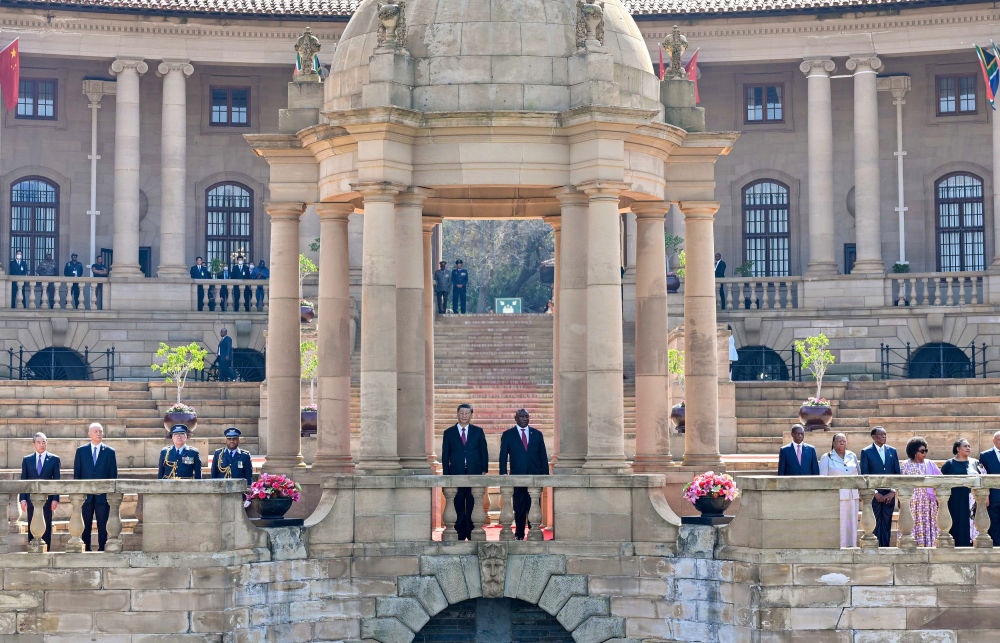 當?shù)貢r間8月22日上午，正在南非進行國事訪問的國家主席習近平在比勒陀利亞總統(tǒng)府同南非總統(tǒng)拉馬福薩會談。會談前，拉馬福薩在總統(tǒng)府廣場為習近平舉行歡迎儀式。新華社記者 殷博古 攝