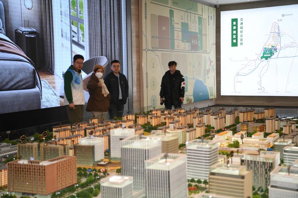 購(gòu)房者在河北雄安新區(qū)某項(xiàng)目售樓部查看沙盤(pán)（2月25日攝）。新華社記者 朱旭東 攝