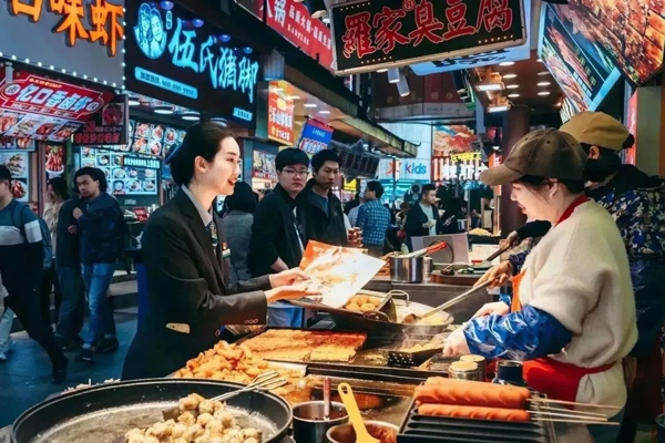 當(dāng)?shù)劂y行工作人員向個體經(jīng)營者介紹金融服務(wù)。受訪者供圖