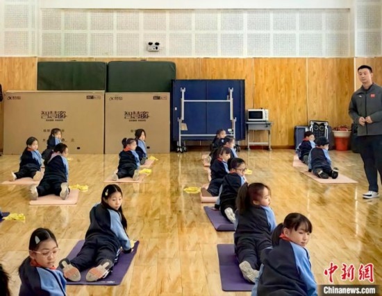 逸陽文思學(xué)校學(xué)生正在進(jìn)行運(yùn)動(dòng)恢復(fù)矯正訓(xùn)練。<a target='_blank' href='/' ><p align=