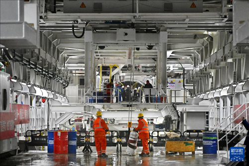 12月30日，建設(shè)者在青島膠州灣第二隧道工程南線主線隧道盾構(gòu)掘進(jìn)現(xiàn)場作業(yè)。新華社記者 李紫恒 攝