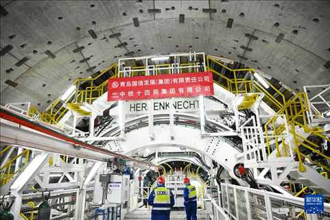 12月30日，中鐵十四局技術(shù)人員在盾構(gòu)掘進(jìn)開始前檢查“海天號”盾構(gòu)機(jī)。新華社記者 李紫恒 攝