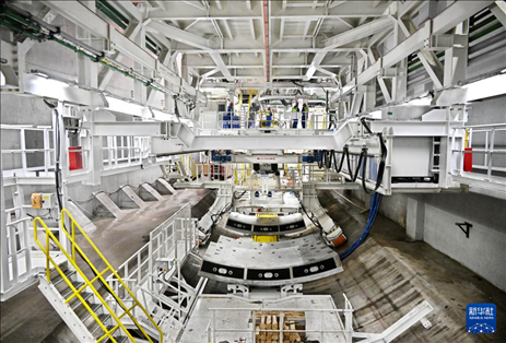 12月30日，建設(shè)者在青島膠州灣第二隧道工程南線主線隧道盾構(gòu)掘進(jìn)現(xiàn)場作業(yè)。新華社記者 李紫恒 攝