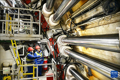 12月30日，中鐵十四局技術(shù)人員在盾構(gòu)掘進(jìn)開始前檢查“海天號”盾構(gòu)機(jī)。新華社記者 李紫恒 攝