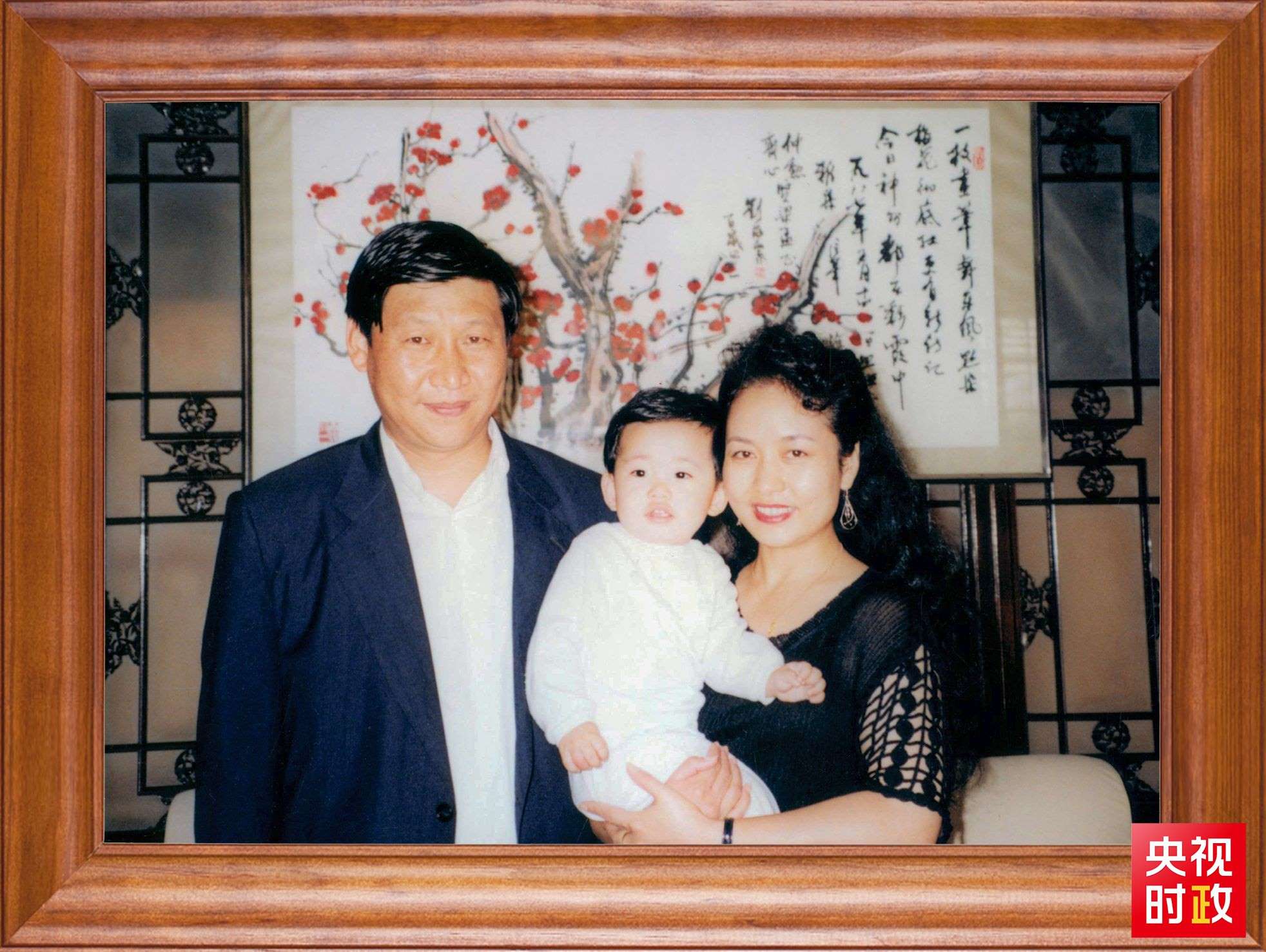 △這是習(xí)近平一家三口的合影。這張照片第一次出現(xiàn)在他的書架上。