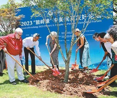 6月，2023“鼓嶺緣”中美民間友好論壇在福建省福州市舉辦。圖為出席“鼓嶺之友”座談會的中美各界人士在鼓嶺共同植樹留念。