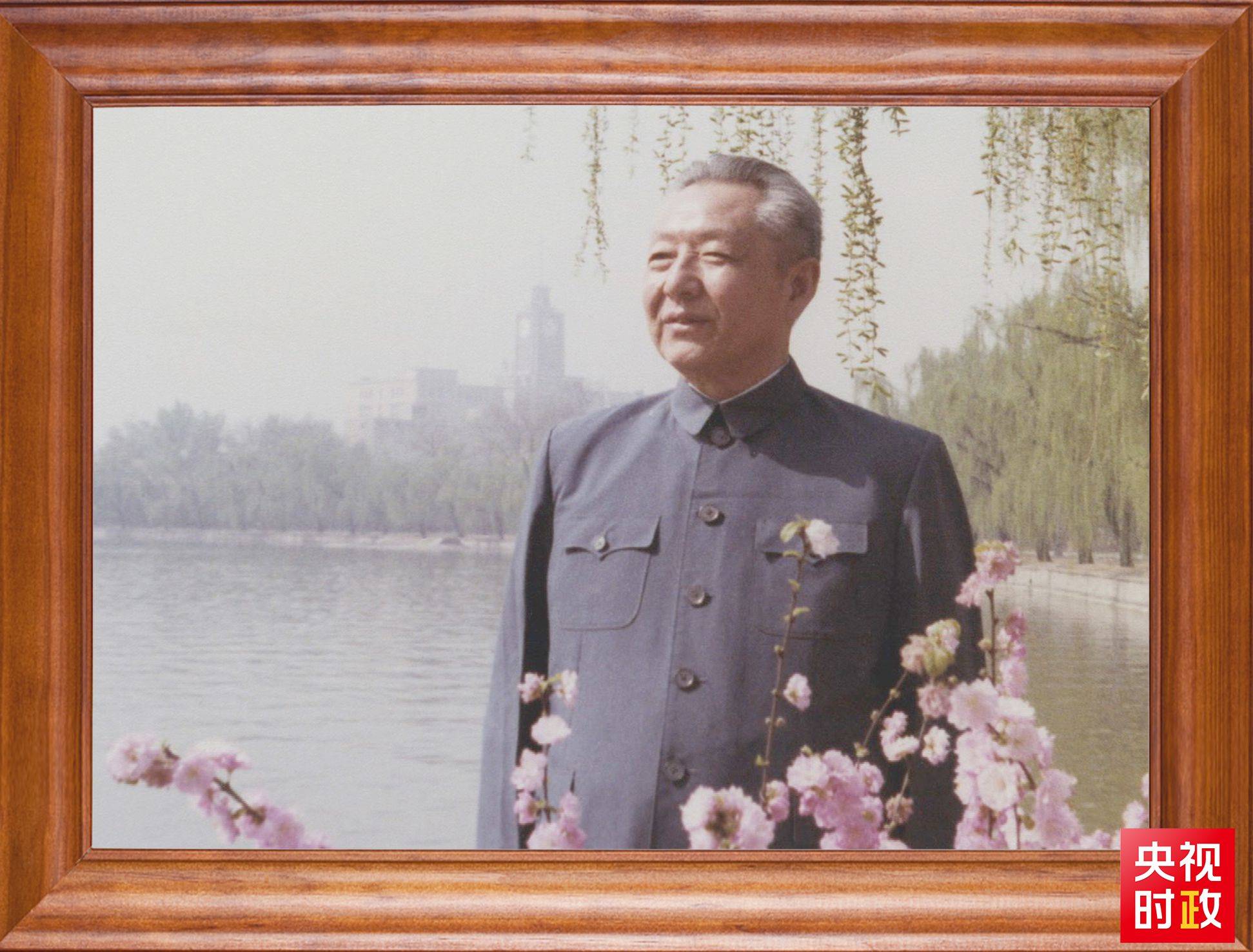 △這是習(xí)近平父親習(xí)仲勛同志的照片。2023年10月15日，是習(xí)仲勛同志誕辰110周年紀(jì)念日。這張照片第一次出現(xiàn)在他的書架上。