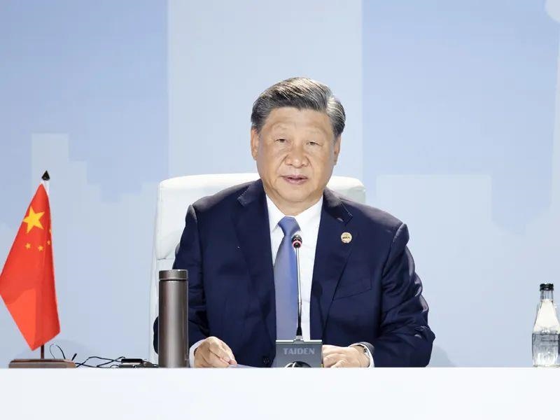 當(dāng)?shù)貢r(shí)間8月24日，習(xí)近平主席在南非約翰內(nèi)斯堡出席金磚國家領(lǐng)導(dǎo)人第十五次會晤特別記者會。