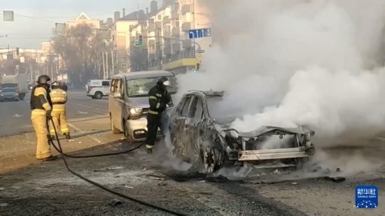 這張俄羅斯緊急情況部12月30日發(fā)布的視頻截圖顯示，在俄羅斯別爾哥羅德市，工作人員在現(xiàn)場(chǎng)救援。新華社發(fā)