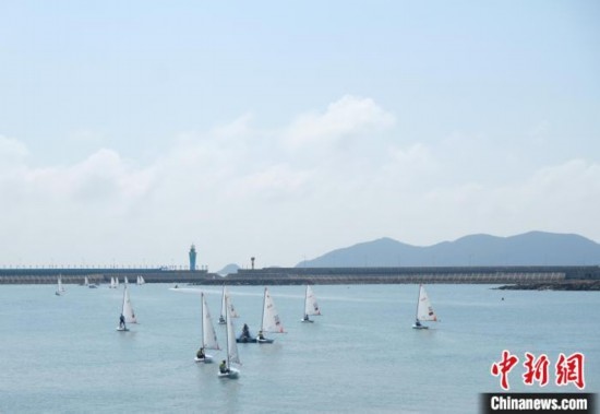 浙江象山，杭州亞運(yùn)會(huì)帆船項(xiàng)目運(yùn)動(dòng)員揚(yáng)帆起航。林波 攝