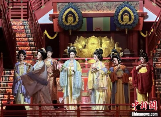 2023年12月31日晚間，在長安十二時辰主題街區(qū)進行的漢服表演。 中新社記者 張一辰 攝