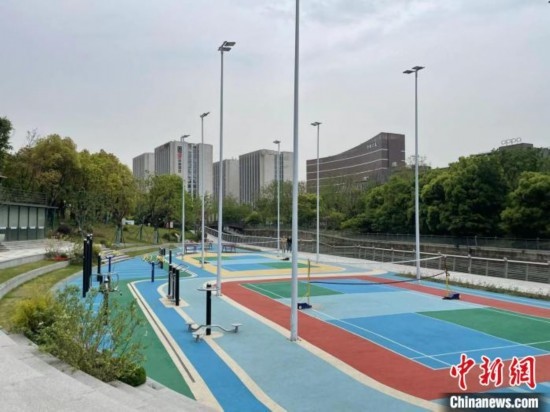 杭州余杭區(qū)一嵌入式體育場(chǎng)地。張煜歡 攝