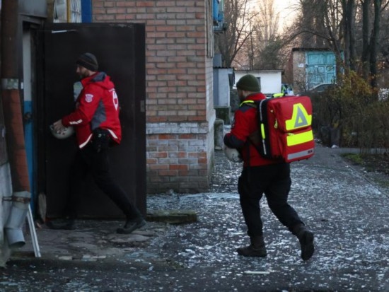  2023年11月25日，烏克蘭紅十字會救援人員在基輔市一棟遭空襲的居民樓實施清理和救助工作。新華社發(fā)（羅曼·佩圖什科夫攝）