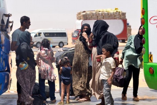  2023年4月27日，在埃及南部與蘇丹交界的阿爾根邊境口岸，人們離開蘇丹進入埃及境內。新華社發(fā)（拉德萬攝）