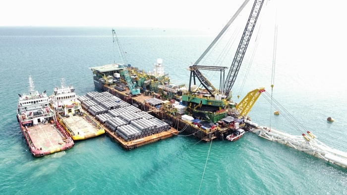 印尼拉維拉維項目52英寸海管拖拉頭準(zhǔn)確抵達登陸點。主辦方供圖