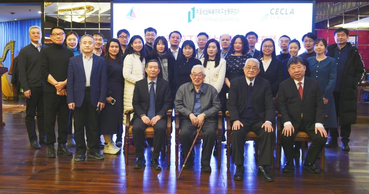 與會(huì)專家學(xué)者舉行合影。主辦方供圖