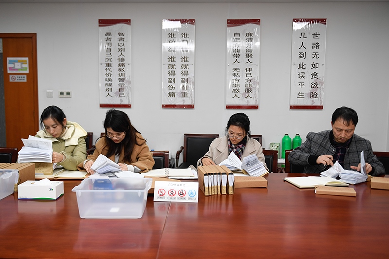 2020年1月8日，浙江寧波市北侖區(qū)紀(jì)委工作人員在檢查北侖區(qū)大數(shù)據(jù)發(fā)展管理中心2019年的公款消費(fèi)票據(jù)，查找是否存在違規(guī)問(wèn)題。