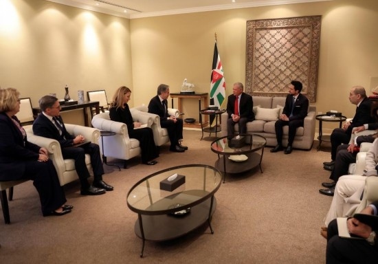 1月7日，約旦國王阿卜杜拉二世（中右）在安曼會見到訪的美國國務卿布林肯（中左）。新華社發(fā)（約旦王宮供圖）