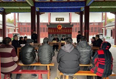  圖③：庭審在謝氏祠堂內(nèi)進(jìn)行。