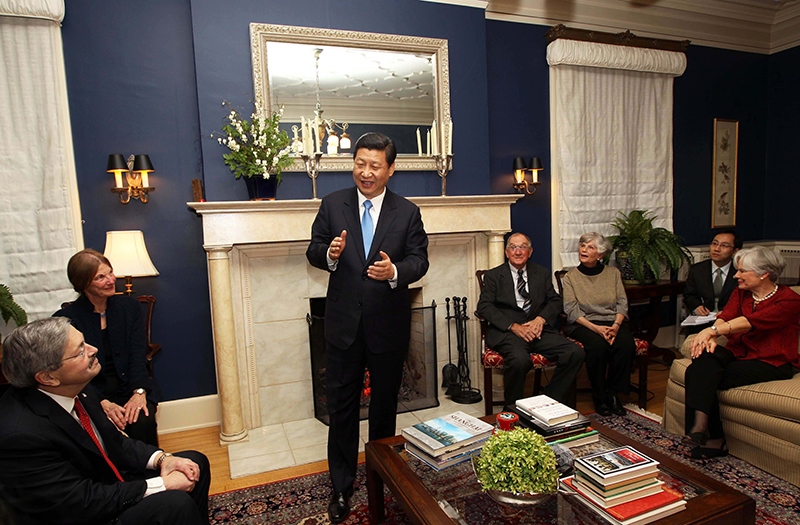 習(xí)近平2012年訪美時與老朋友敘舊場景。