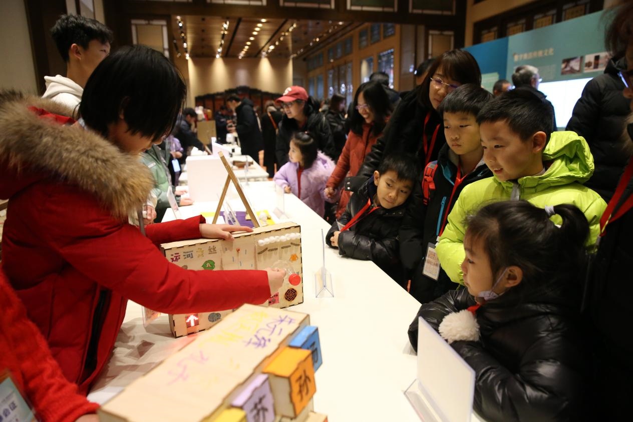 學(xué)生現(xiàn)場(chǎng)演示科創(chuàng)作品。主辦方供圖