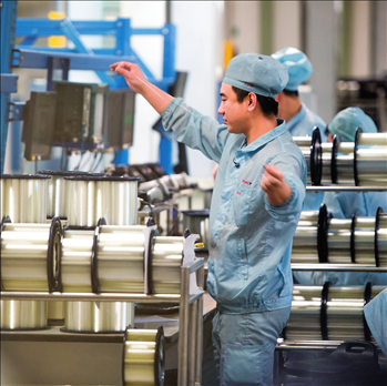 在位于武漢的長飛光纖光纜股份有限公司光纖生產(chǎn)車間內(nèi)，工作人員對光纖進(jìn)行檢測（資料圖片）。肖藝九攝/本刊