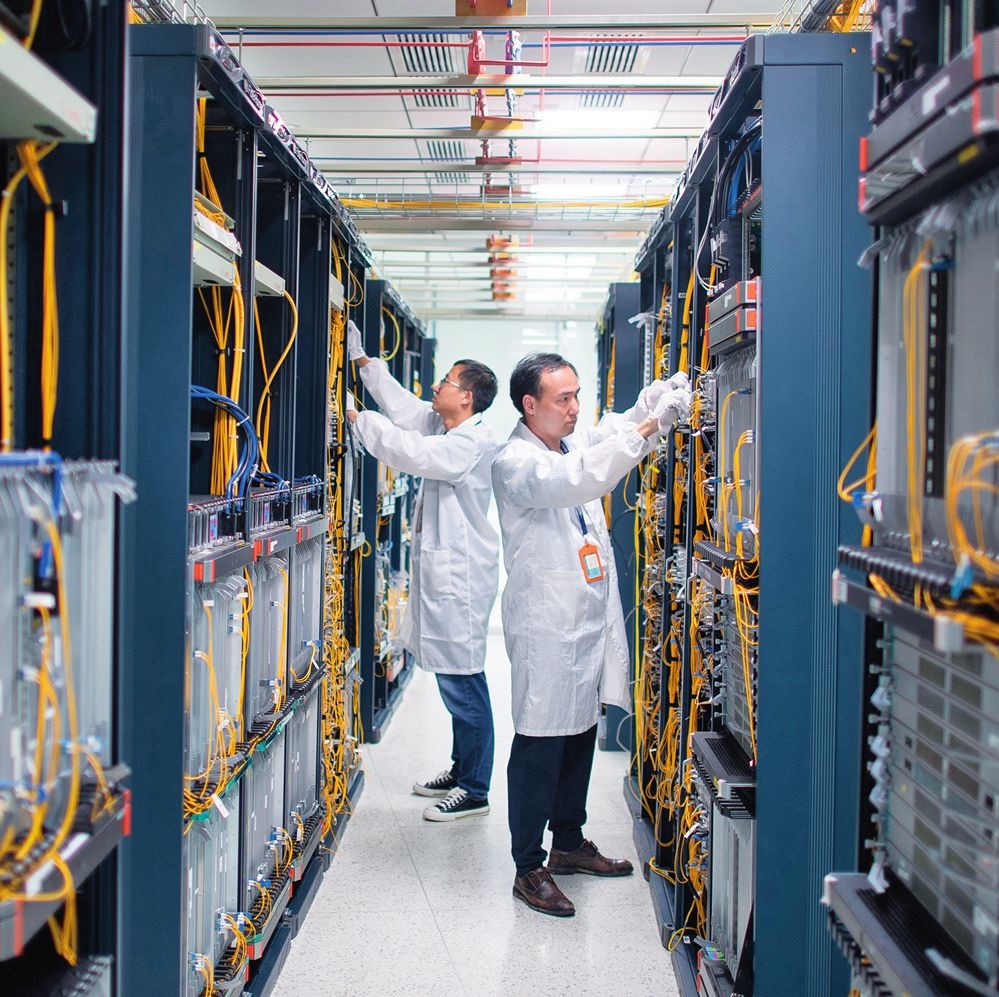 在位于武漢中國光谷的光電器件研發(fā)制造商——武漢光迅科技股份有限公司生產(chǎn)車間內(nèi)，技術(shù)人員在光模塊生產(chǎn)線作業(yè)（2023年4月11日攝）。程敏攝/本刊