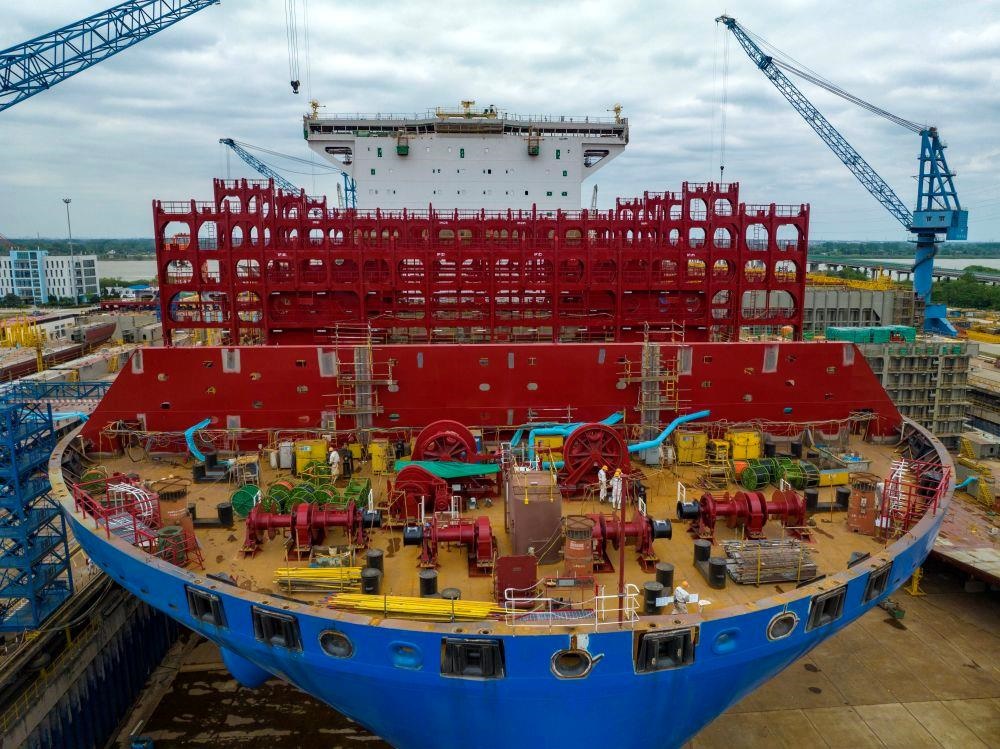 △2023年5月7日，江蘇揚(yáng)州中遠(yuǎn)海運(yùn)重工有限公司工人在作業(yè)。