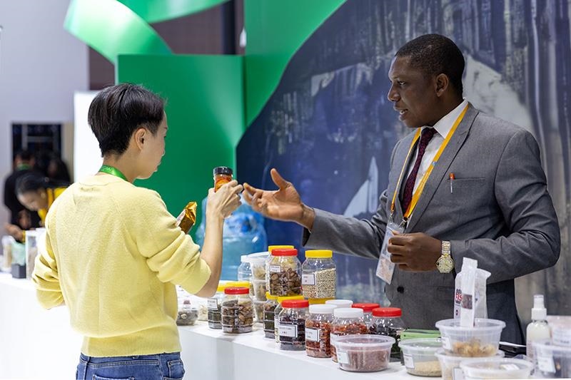 △2023年11月7日，在進(jìn)博會(huì)國(guó)家館尼日利亞館，展商介紹尼日利亞產(chǎn)品。