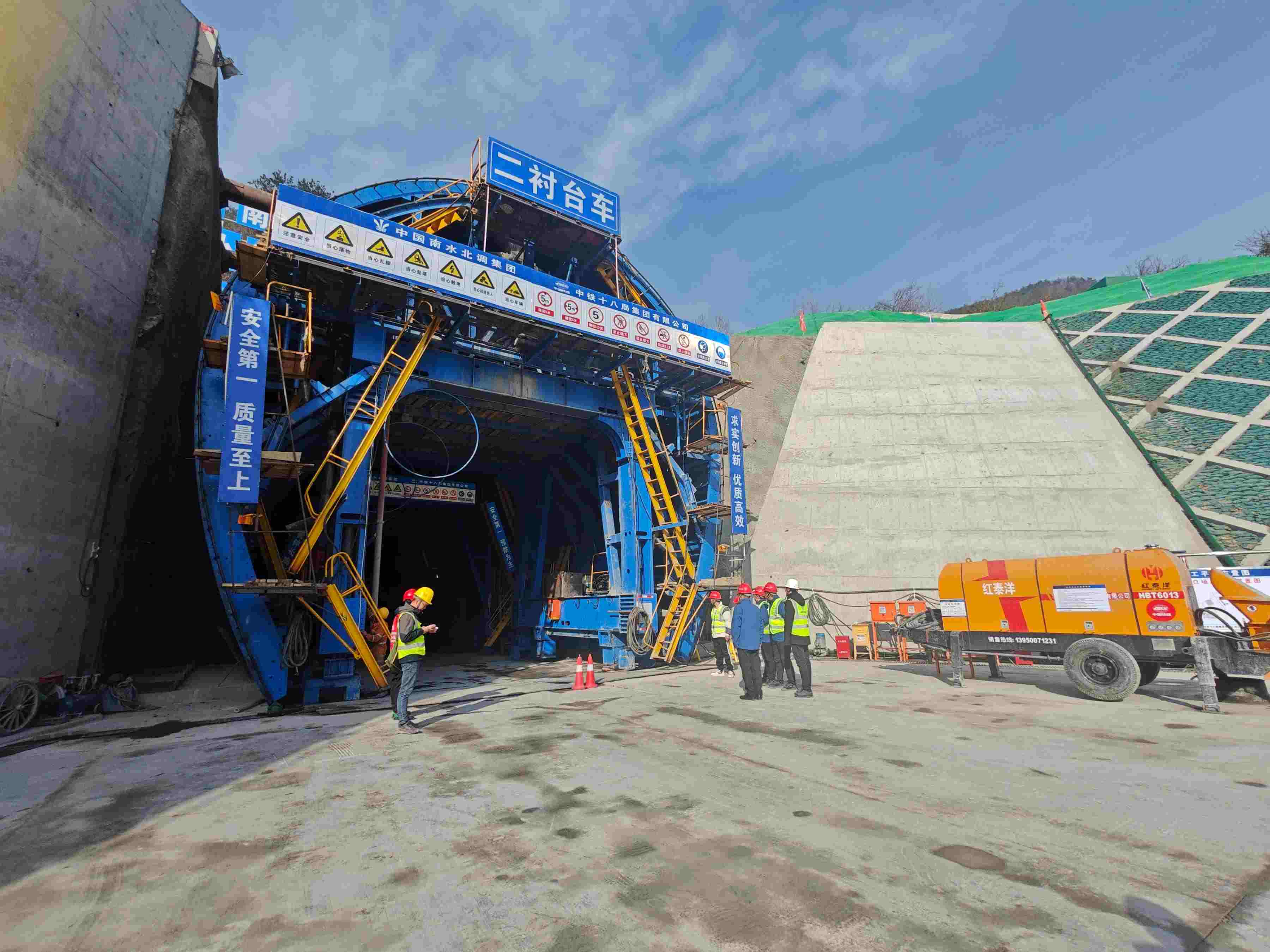 湖北省襄陽市保康縣馬良鎮(zhèn)的引江補(bǔ)漢工程輸水隧洞8號(hào)平洞施工現(xiàn)場(chǎng)。受訪者供圖