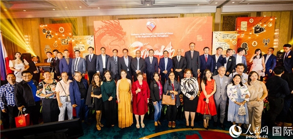出席駐菲律賓使館2024年新年媒體沙龍部分嘉賓代表合影。人民網(wǎng)記者樊帆 攝