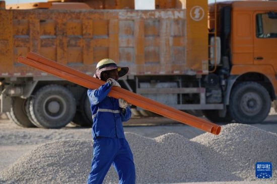 1月18日，工作人員在瑙魯艾沃港碼頭升級改造項目工地工作。新華社記者 王申 攝