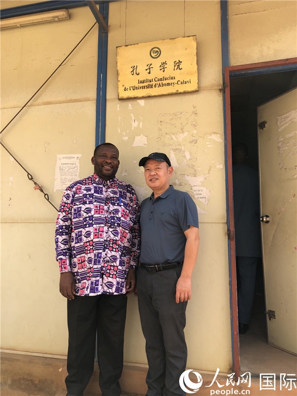 中方院長(zhǎng)趙華修和貝方院長(zhǎng)于連合影。人民網(wǎng)記者 黃培昭攝