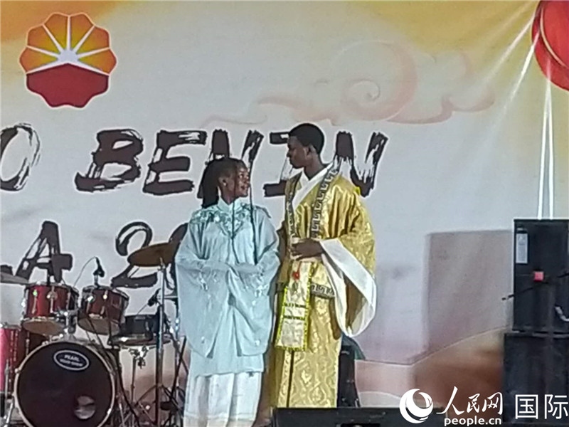 孔子學(xué)院的中國(guó)時(shí)裝秀表演。人民網(wǎng)記者 黃培昭攝