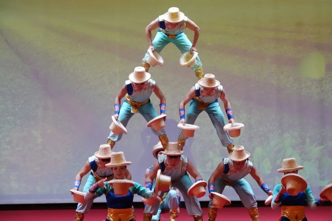 雜技表演“草帽歡歌” 。貝寧中國(guó)文化中心供圖
