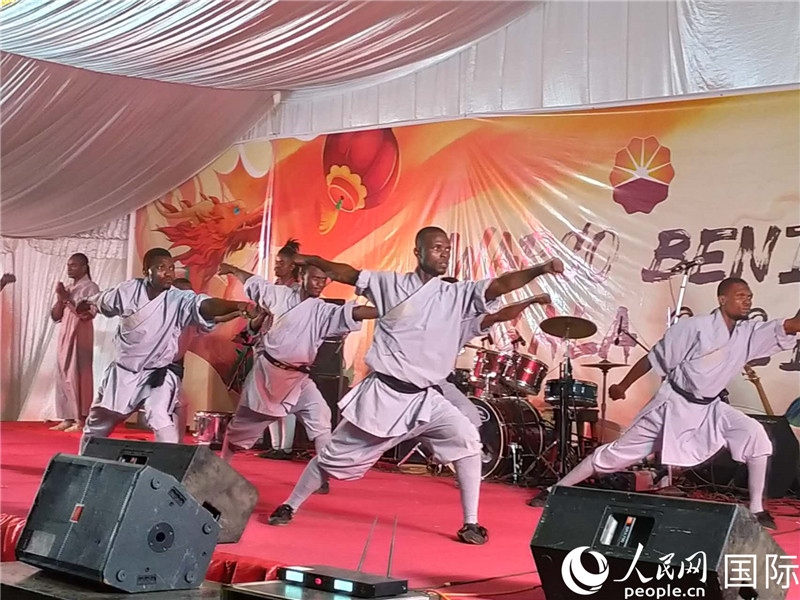 貝寧中國(guó)文化中心武術(shù)隊(duì)在進(jìn)行表演。人民網(wǎng)記者 黃培昭攝