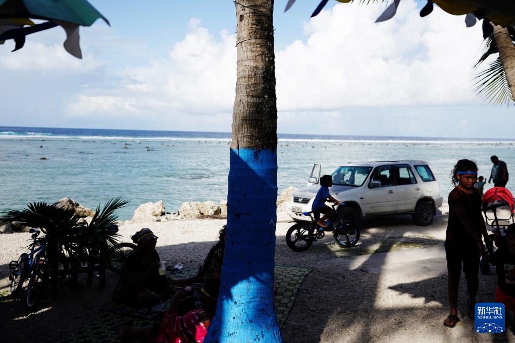 1月20日，當(dāng)?shù)厝嗽阼斠惶幒┬蓍e娛樂。新華社記者 王申 攝