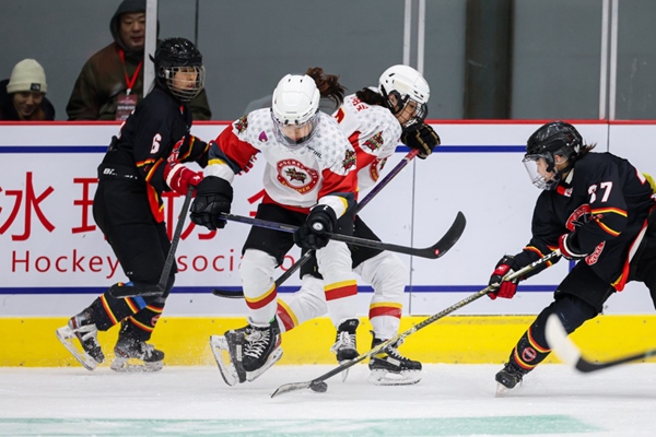 雙方球員爭搶。中國冰球協(xié)會供圖