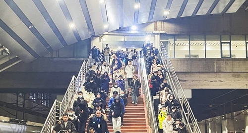 2024年鐵路春運今日啟動，旅客進(jìn)入站臺準(zhǔn)備乘車。人民網(wǎng)記者 喬雪峰攝