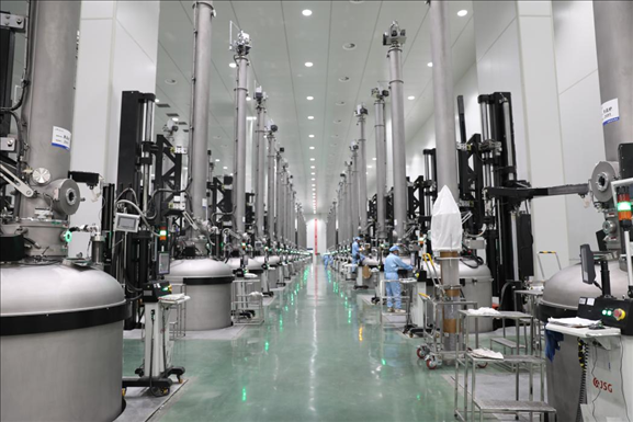 曲靖經(jīng)開區(qū)晶澳太陽能生產(chǎn)車間場景。 葉倬瑋攝