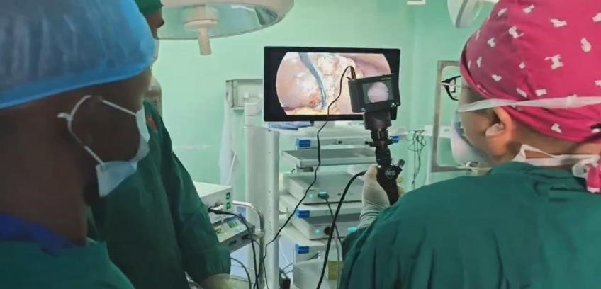 吳巍醫(yī)生（右一）在開(kāi)展雙鏡聯(lián)合手術(shù)。中國(guó)援桑醫(yī)療隊(duì)供圖